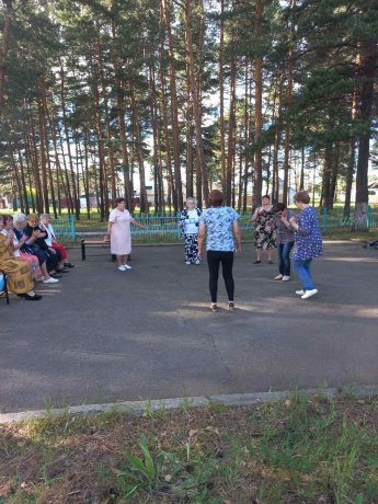 Музыкально-танцевальная программа «Под окном черёмуха колышется!»