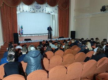 Сегодня в зрительном зале ДЦ состоялся открытый диалог Главы Сосновского МО с учениками старших классов МБОУ "СОШ № 7"
